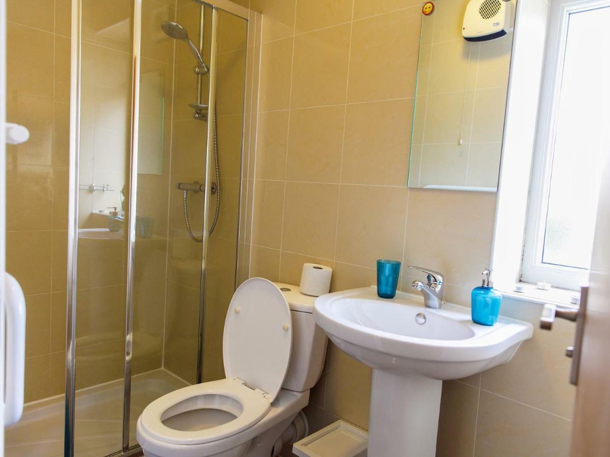 Mandeville Rooms Northolt  Стая снимка